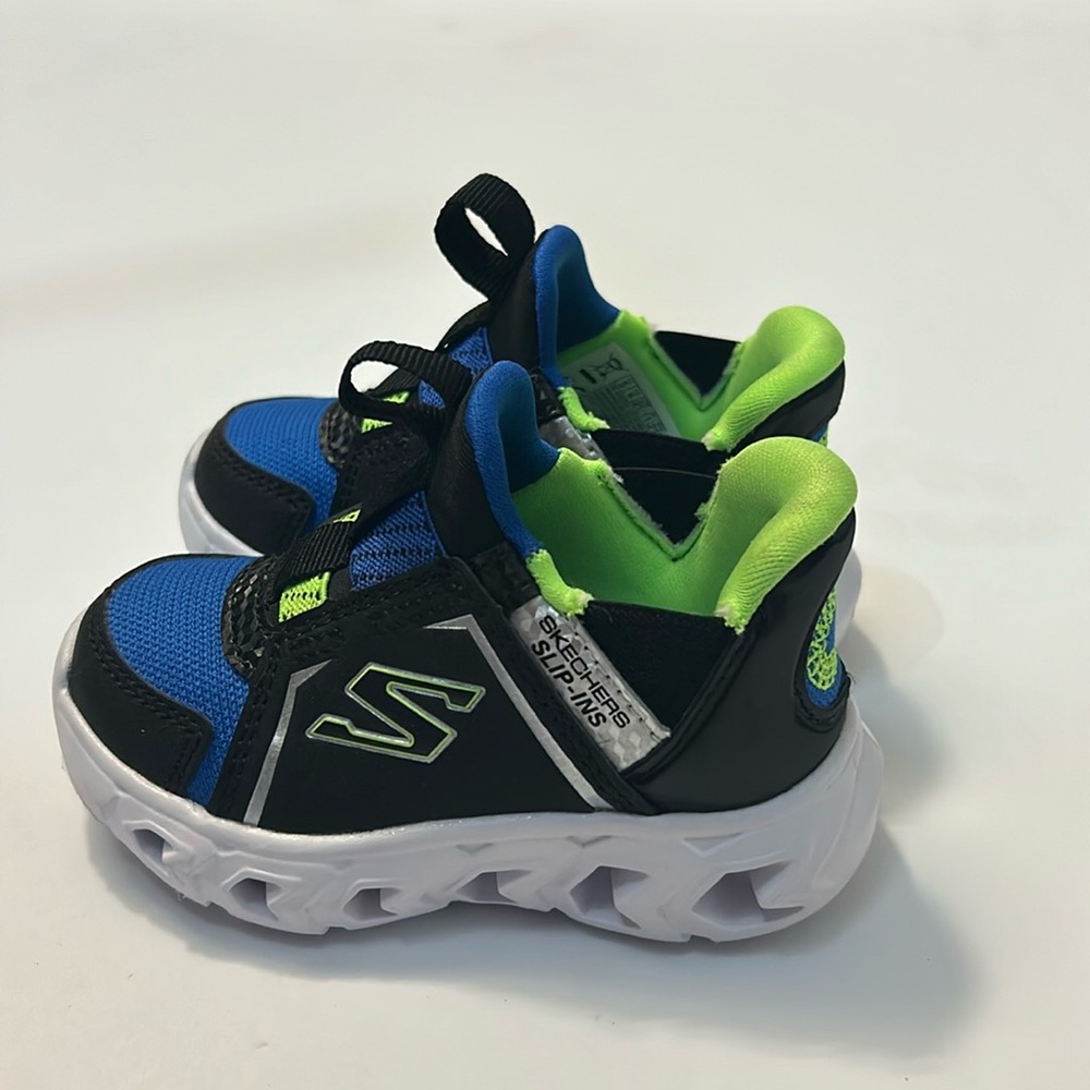 NEW light up kids shoes. Never worn. U.S 5.